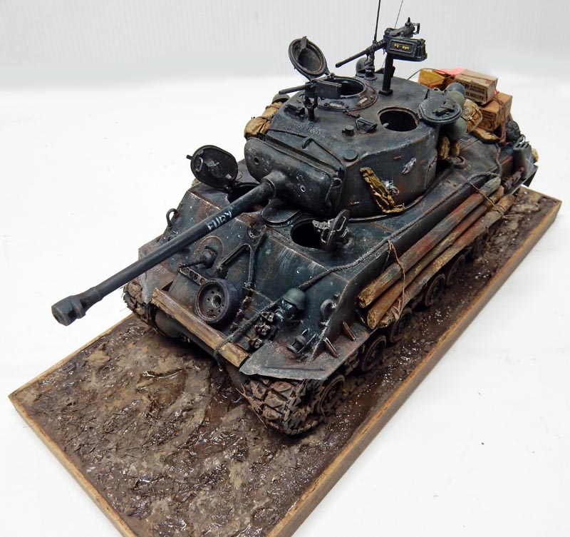Maquette du char Sherman Fury patiné et chargé d'équipement sur socle diorama boueux