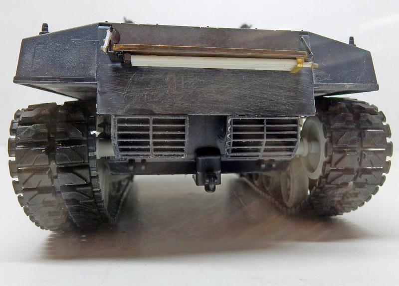 Vue arrière de la maquette du char Fury montrant grilles de ventilation, chenilles et plage arrière