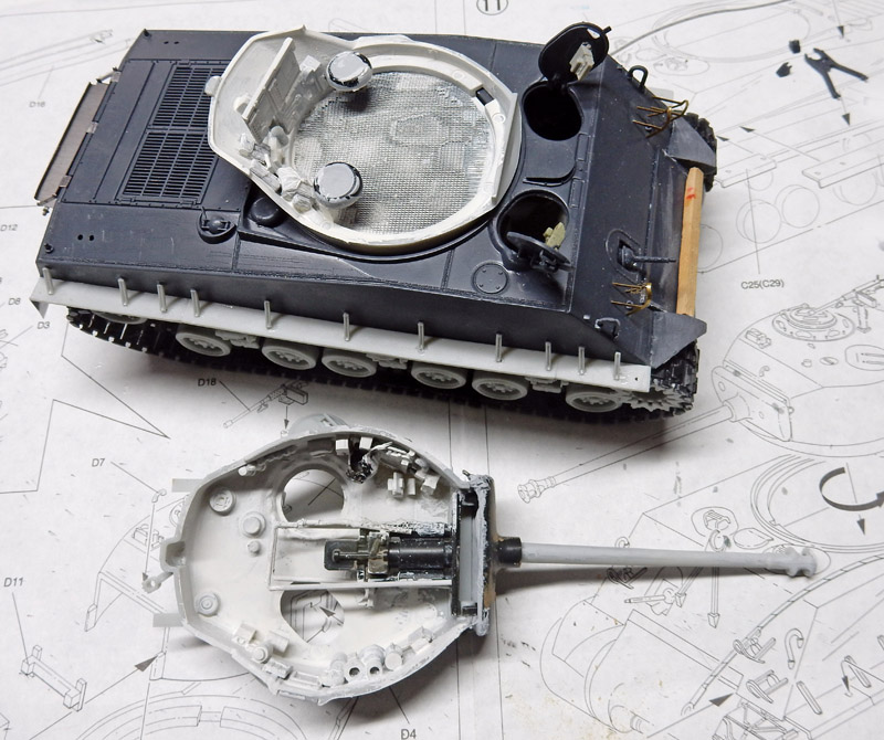 Maquette du char Sherman Fury en montage, caisse et tourelle séparées posées sur le plan de notice
