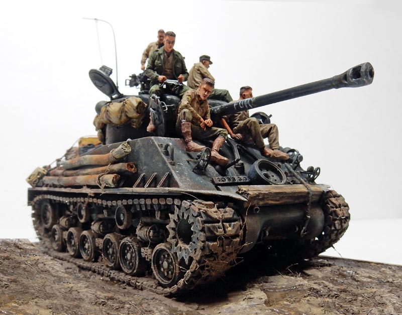 Maquette de char Sherman boueux avec cinq figurines de soldats américains assis dessus