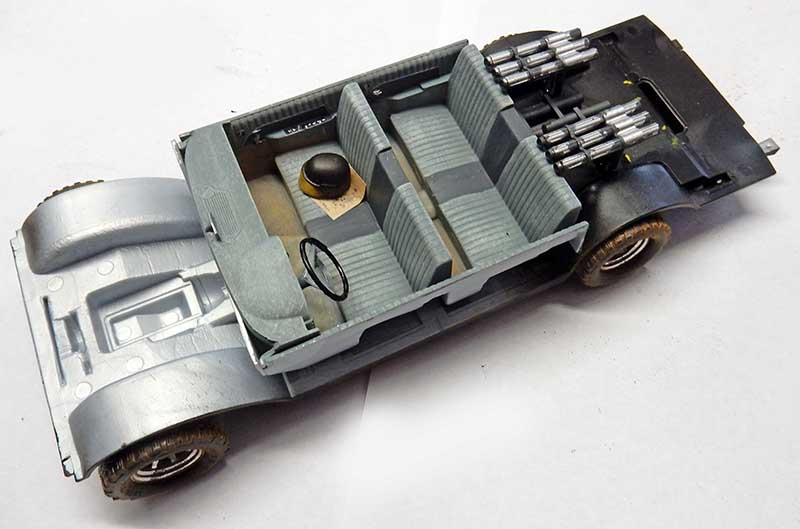 Maquette de véhicule futuriste gris vue de dessus avec sièges et missiles à l'arrière