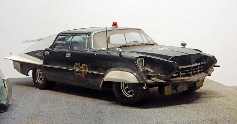 Maquette de voiture de police futuriste noire vieillie marquée CHP avec gyrophare rouge