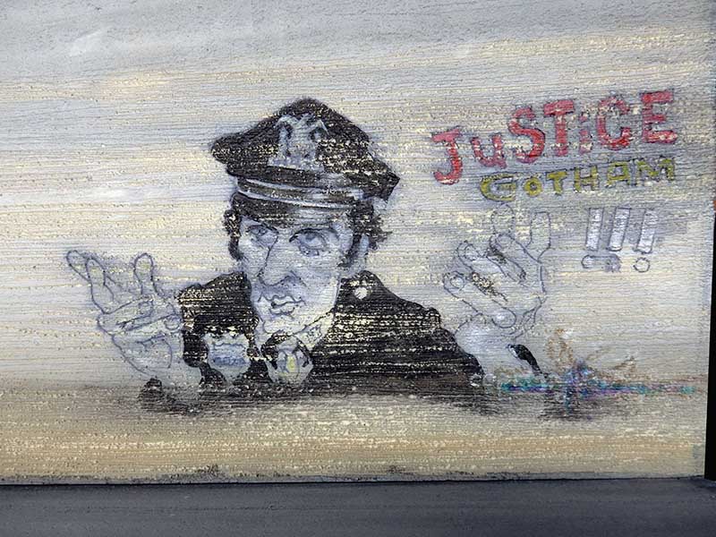 Policier peint à la main mains tendues avec inscription Justice Gotham sur fond clair