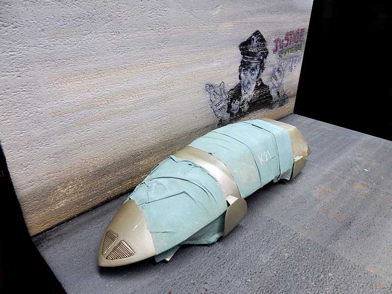 Carlingage de pod futuriste masqué au ruban adhésif bleu avant peinture devant décor mural