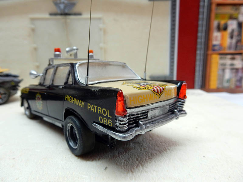 Maquette de voiture de police Highway Patrol vue de trois quarts arrière avec antennes et gyrophares