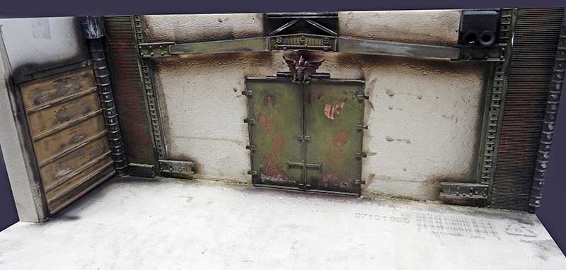 Diorama de mur futuriste avec porte blindée verte vieillie et marches latérales en métal patiné