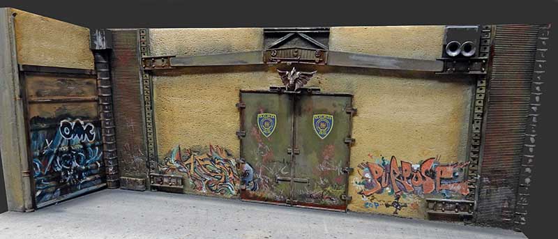 Décor de poste de police futuriste avec portes blindées et murs couverts de graffitis