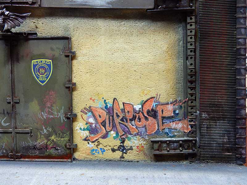 Maquette de mur urbain avec porte blindée GCPD Police et graffiti orange « Purpose »