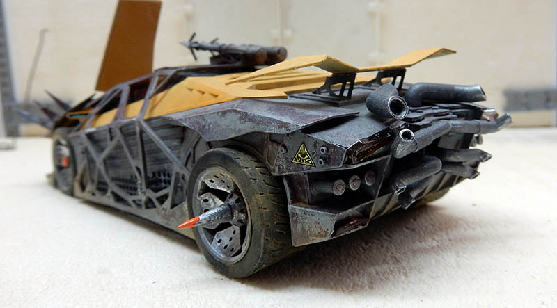 Maquette de voiture futuriste post-apocalyptique vue arrière avec aileron, armes et échappements rouillés