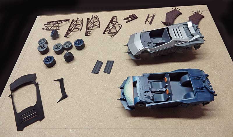 Carrosseries de voiture futuriste, roues et pièces de maquette en cours d'assemblage et peinture