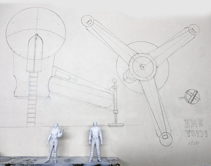 Croquis au crayon du G.N.U. à trois bras avec deux figurines de pilotes peintes en gris