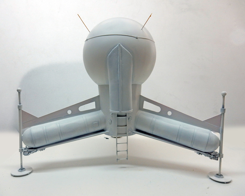 Maquette grise du vaisseau G.N.U. à coque sphérique, ailes basses et antennes, vue de face