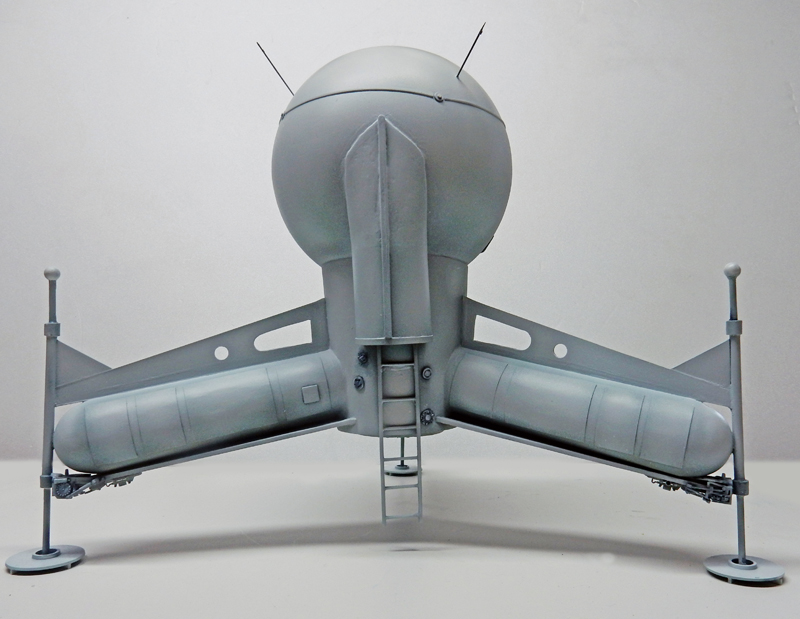 Maquette grise de vaisseau spatial G.N.U. à coque sphérique, vue de face sur trépied