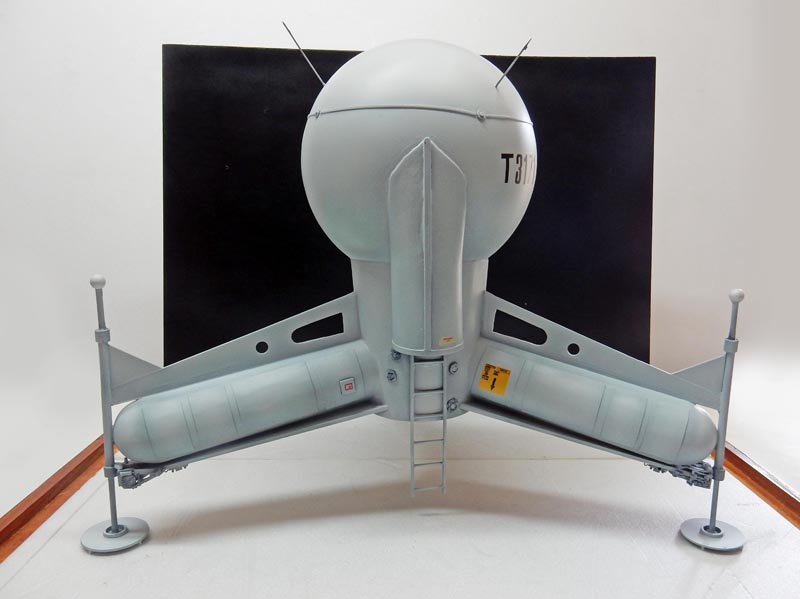 Maquette grise du G.N.U. à coque sphérique, vu de face avec échelle centrale et flotteurs latéraux