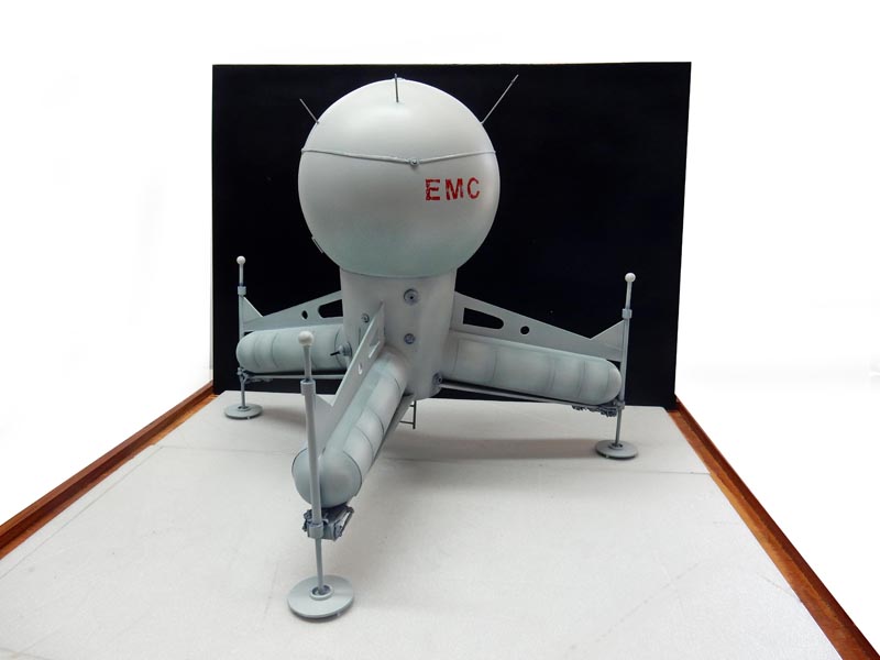 Maquette du G.N.U. à coque sphérique marquée EMC posée sur ses pieds tripodes