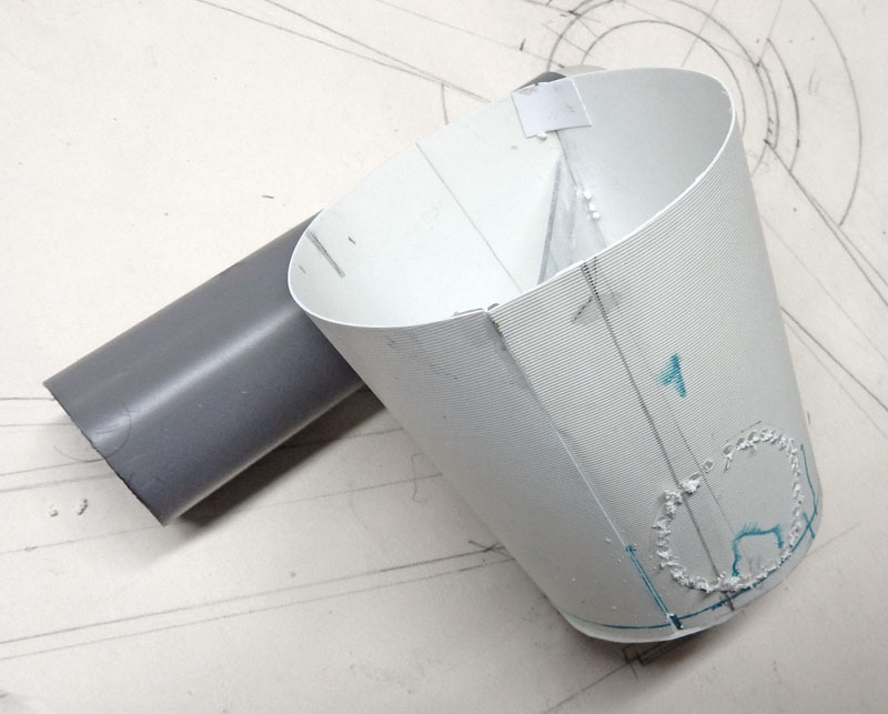 Maquette en construction du fuselage cylindrique du G.N.U. avec plan technique