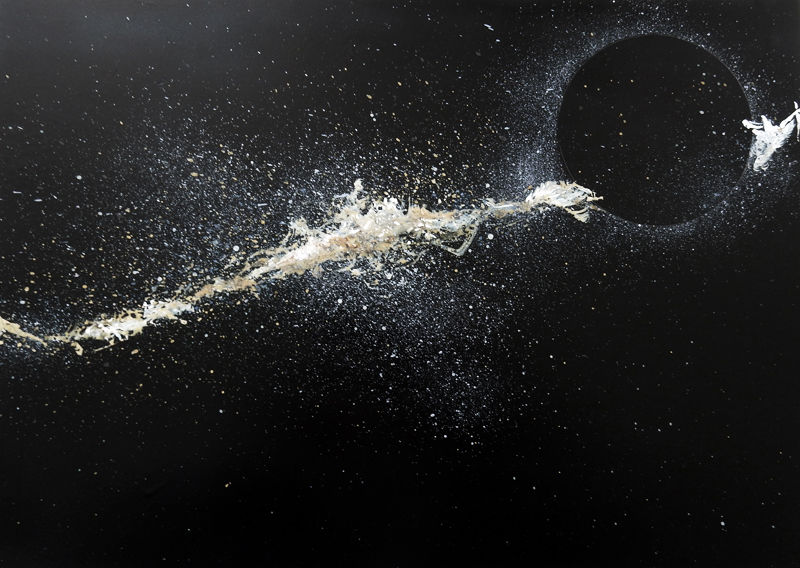Décor spatial noir avec nuage d'étoiles et matière cosmique près d'une planète sombre
