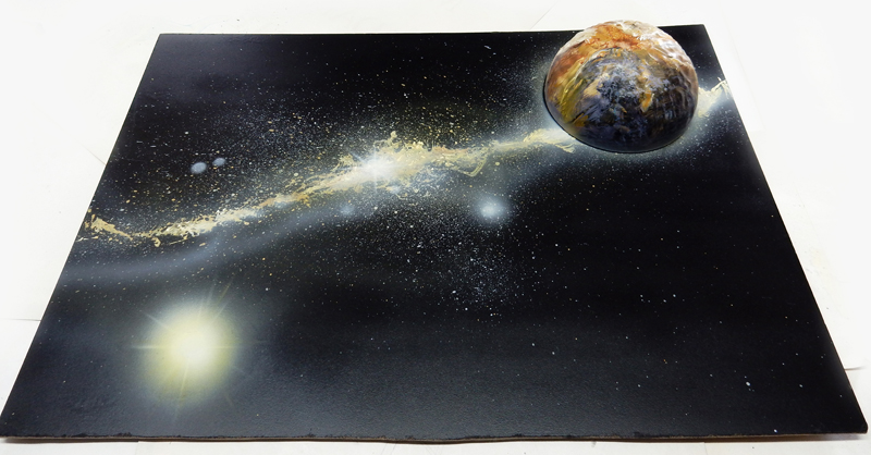 Décor spatial peint représentant une planète, une galaxie et des étoiles sur fond noir