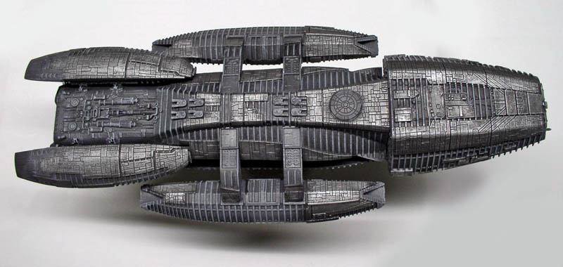 Maquette du Battlestar Galactica vue de dessus, coque grise détaillée sur fond clair
