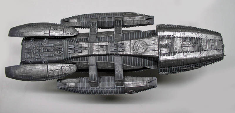 Maquette du Battlestar Galactica vue de dessus, coque gris métallisé avec détails de surface gravés