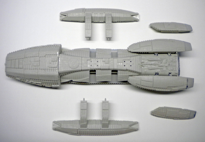 Pièces grises non peintes de la maquette du Battlestar Galactica disposées avant assemblage
