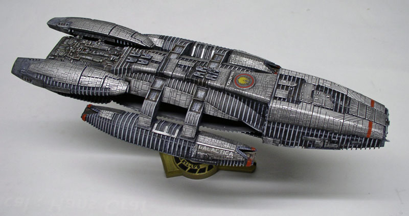 Maquette du vaisseau Battlestar Galactica peinte en gris sur socle nommé Galactica