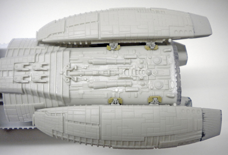 Maquette du Battlestar Galactica non peinte montrant les détails gravés de la coque centrale