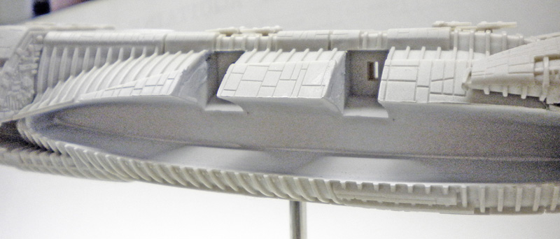 Détail du flanc de la maquette du Battlestar Galactica en montage à blanc non peinte