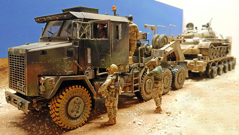 Diorama désertique du HET 1070 Oshkosh remorquant un char, avec figurines
