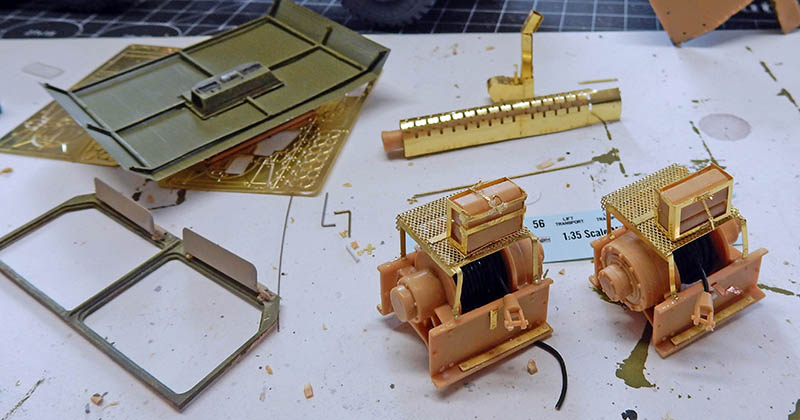 Treuils et pièces photodécoupées en laiton du HET 1070 en cours de montage