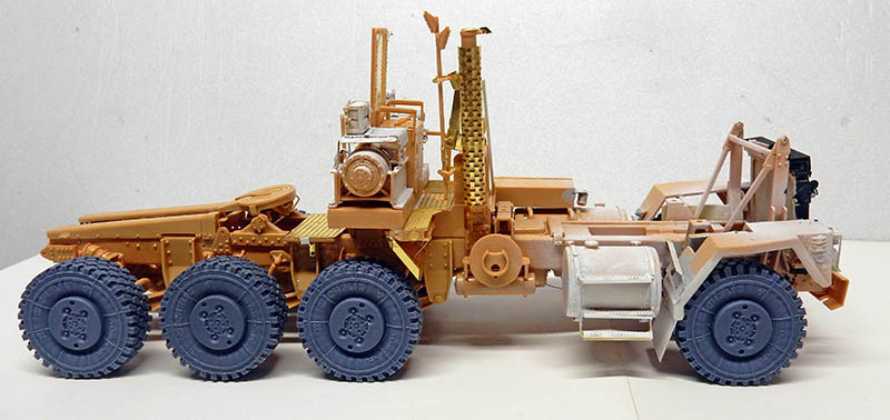 Châssis du HET 1070 Oshkosh en montage, cabine absente, roues et photodécoupe en place