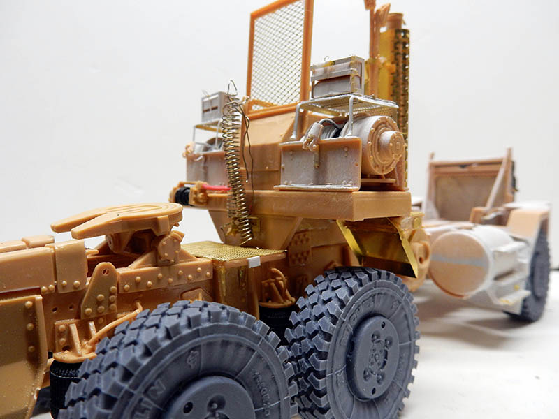 Châssis du HET 1070 Oshkosh en montage, détails photodécoupe et câblage sur fond neutre