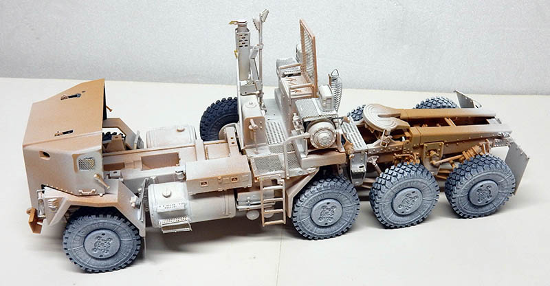 Maquette du tracteur HET 1070 Oshkosh en cours de montage, apprêt sable appliqué