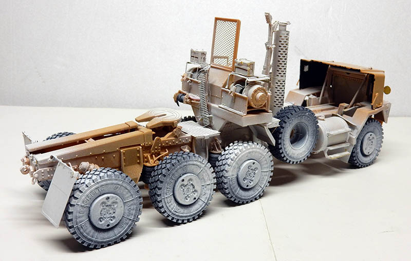 Châssis du HET 1070 Oshkosh en cours de montage, cabine et roues séparées