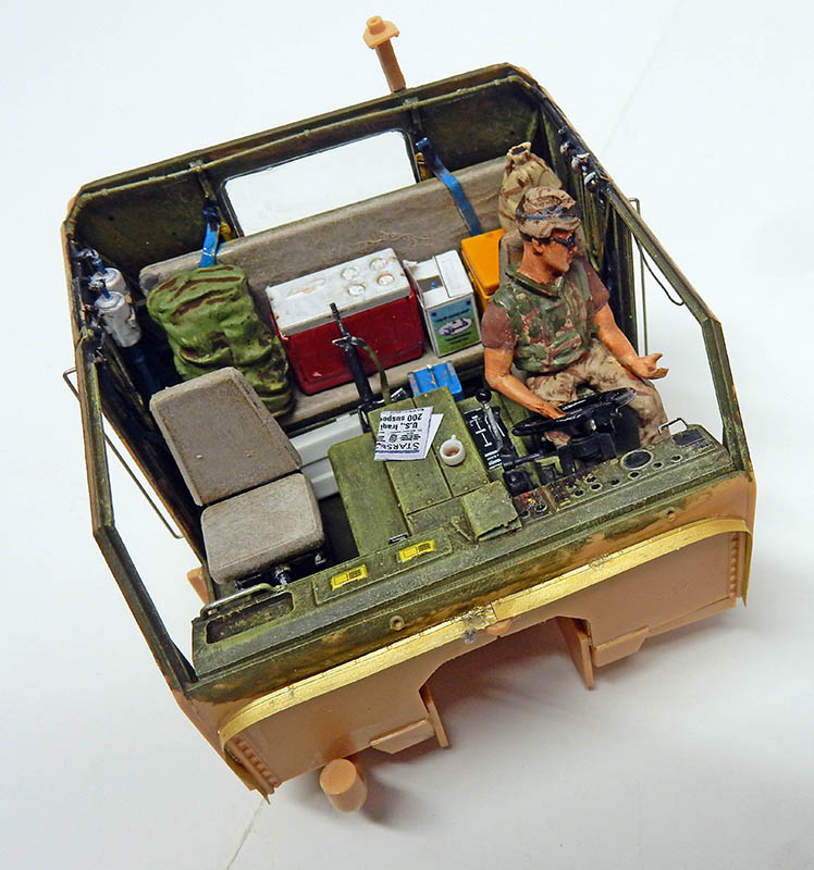 Cabine ouverte du HET 1070 Oshkosh détaillée, avec figurine de conducteur et équipements