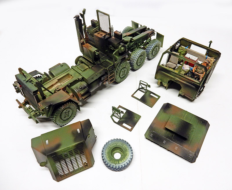 Châssis du HET 1070 Oshkosh camouflé, cabine, capot et panneaux séparés avant assemblage final