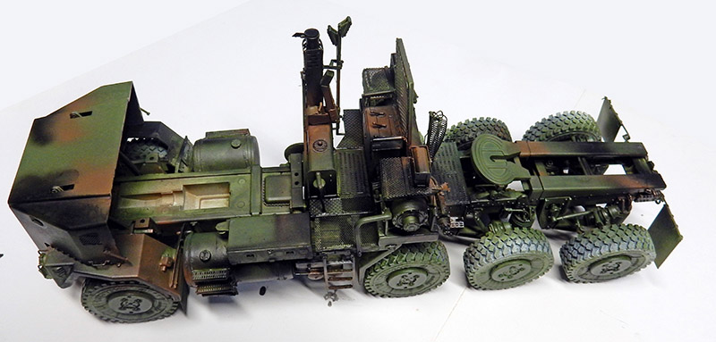 Vue de dessus du tracteur HET 1070 Oshkosh blindé, camouflage OTAN vert brun