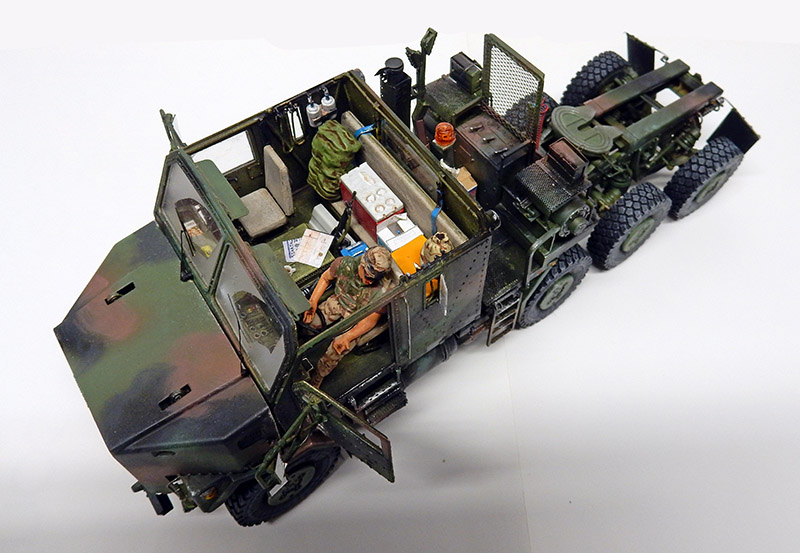 Tracteur HET 1070 Oshkosh camouflé, cabine ouverte détaillée avec équipements et figurine