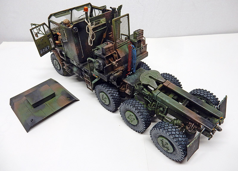 Tracteur HET 1070 Oshkosh camouflé achevé, capot cabine ouvert, sur fond neutre