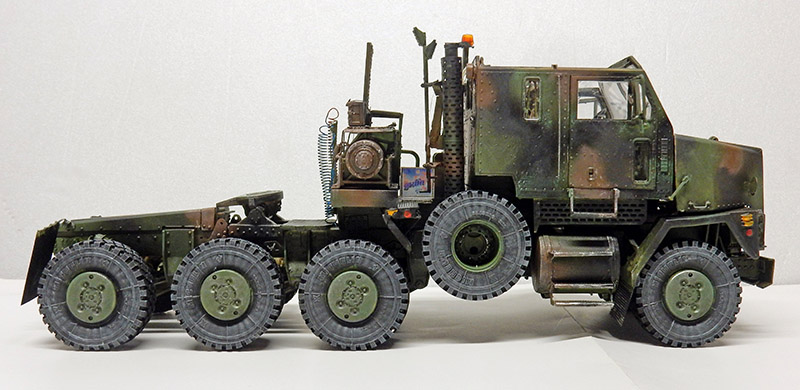 Maquette du tracteur HET 1070 Oshkosh vue de profil, camouflage OTAN et patine