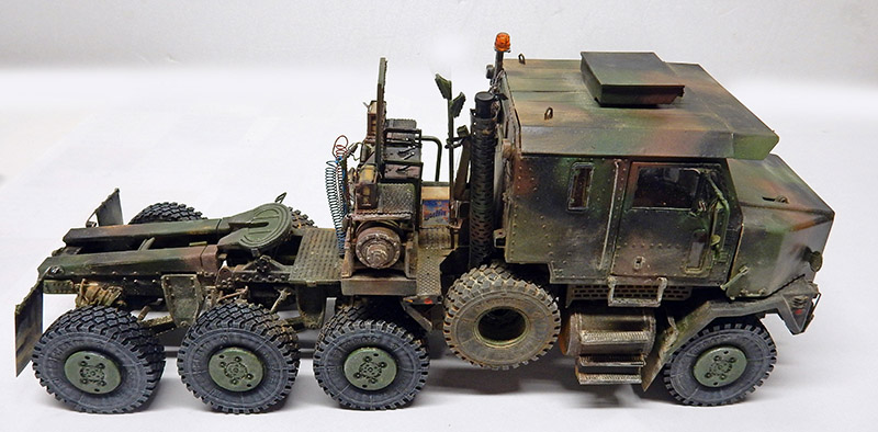 Tracteur HET 1070 Oshkosh terminé en camouflage OTAN, vue de profil sur fond neutre
