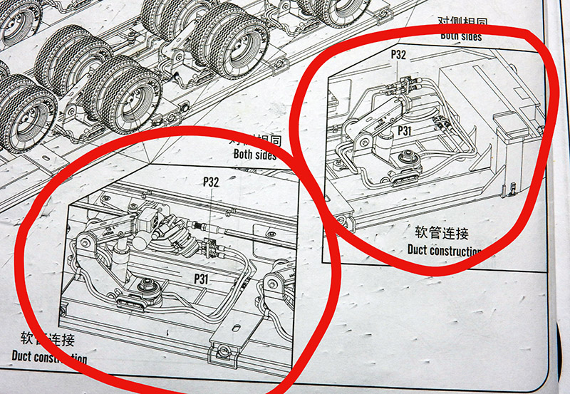 Notice de montage annotée au feutre rouge, détails P31 et P32 des flexibles hydrauliques