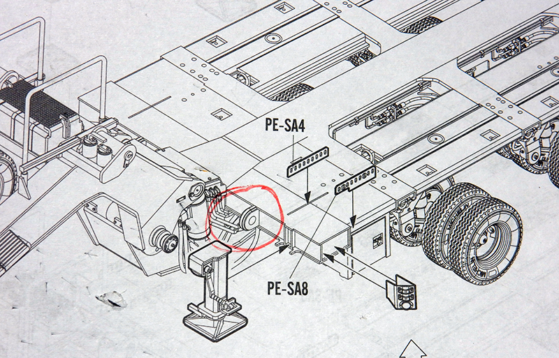 Notice de montage annotée du châssis, pièces photodécoupées PE-SA4 et PE-SA8 entourées