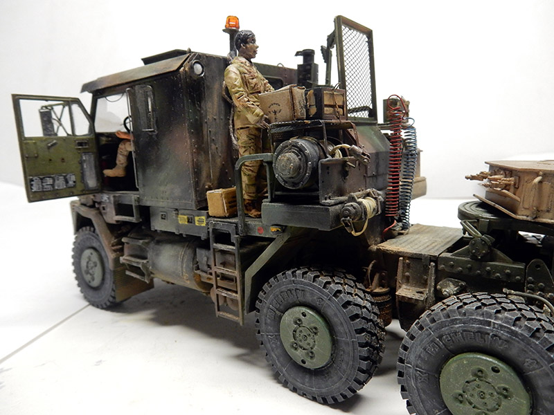 Tracteur HET 1070 Oshkosh terminé, patiné et vieilli, avec figurine de conducteur sur marchepied