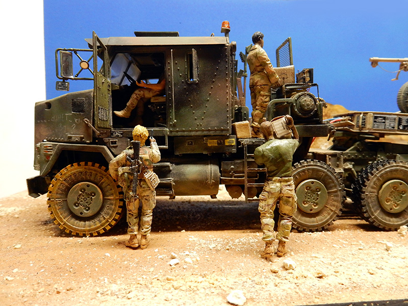 Diorama du HET 1070 Oshkosh avec soldats chargeant du matériel sur sol désertique