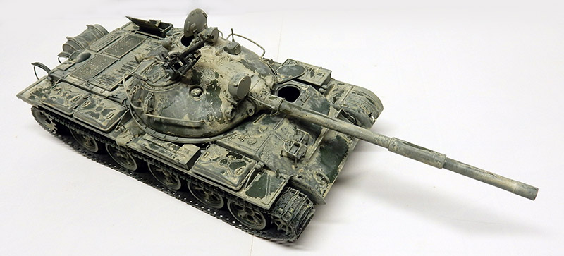 Maquette de char T-55 peinte camouflage vert vieilli, vue trois quarts avant