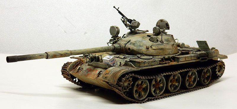 Maquette de char T-55 terminée sur fond neutre, patine sable et rouille marquée