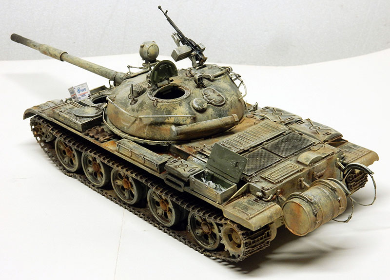 Maquette de char T-55 terminée sur fond blanc, patine sable et rouille prononcée