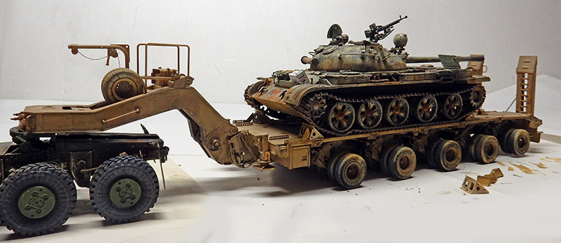Char de combat sable chargé sur la remorque porte-chars du HET 1070 Oshkosh