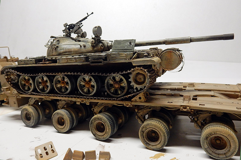 Char T-55 vieilli chargé sur la remorque du HET 1070 Oshkosh